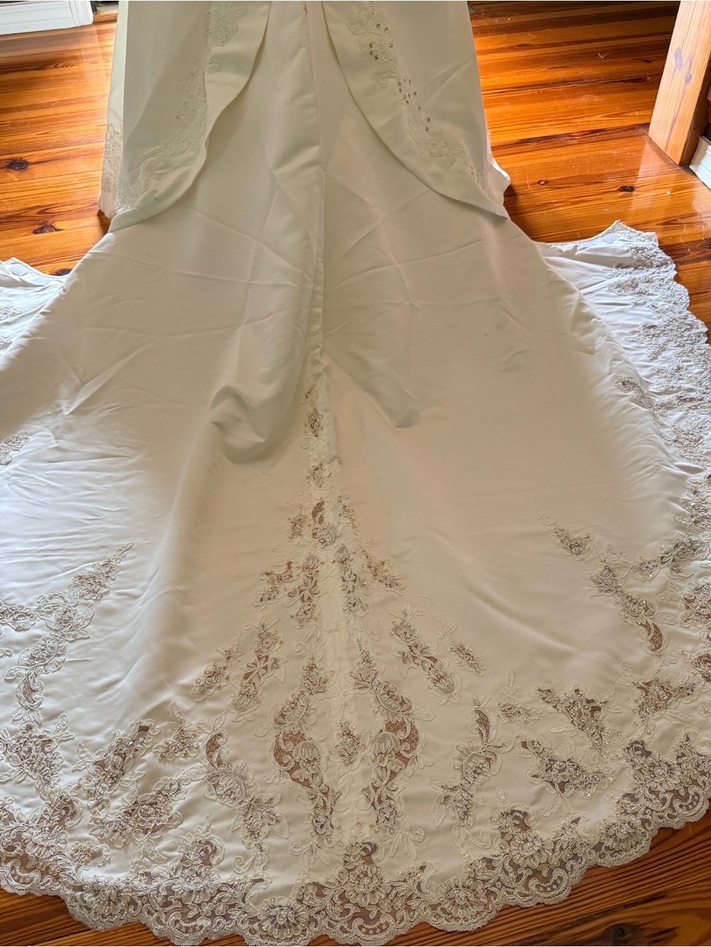 Elegant Ivory Wedding Dress with Lace Appliqué